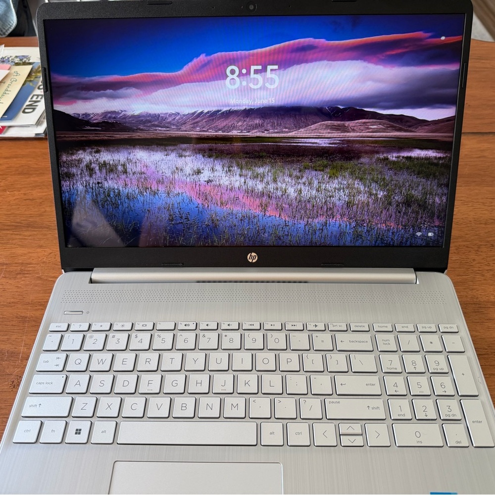 🔥🔥Like New HP Silver and Black 15.6" Laptop with Full-Size Keyboard
